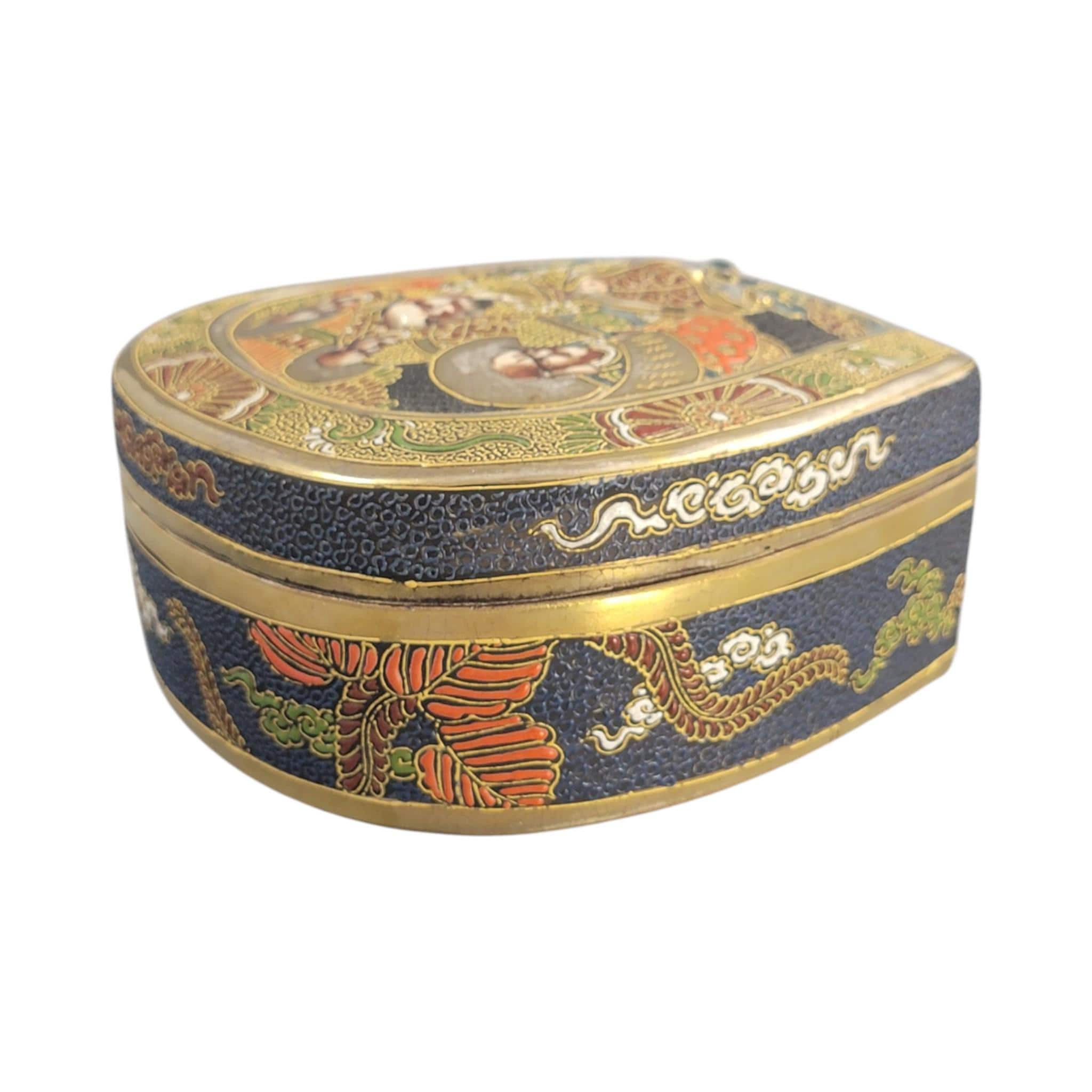 Exceptional Japanese Satsuma earthenware box by Tōshōzan, Meiji period