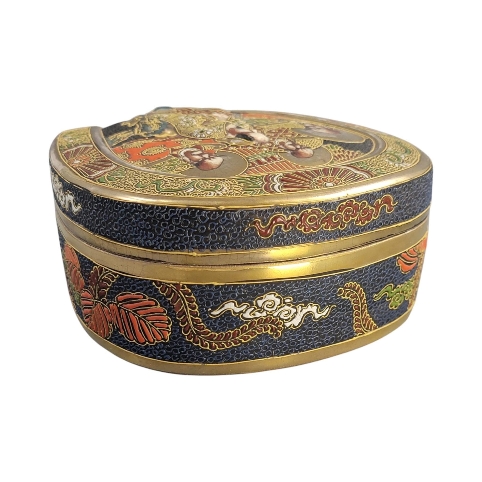 Exceptional Japanese Satsuma earthenware box by Tōshōzan, Meiji period