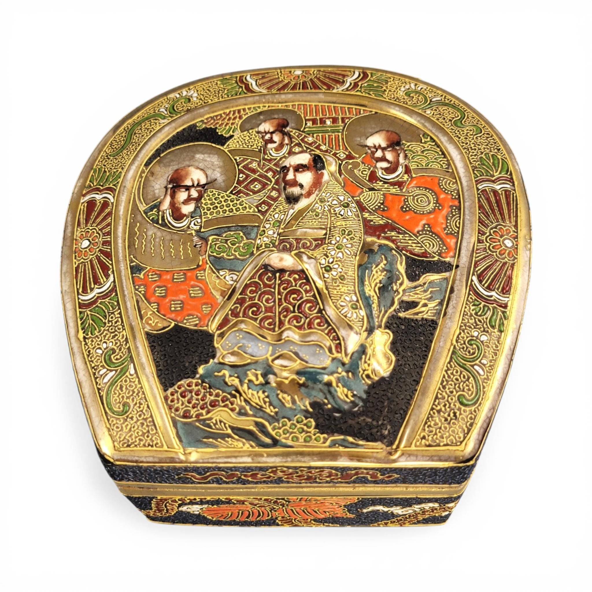 Exceptional Japanese Satsuma earthenware box by Tōshōzan, Meiji period
