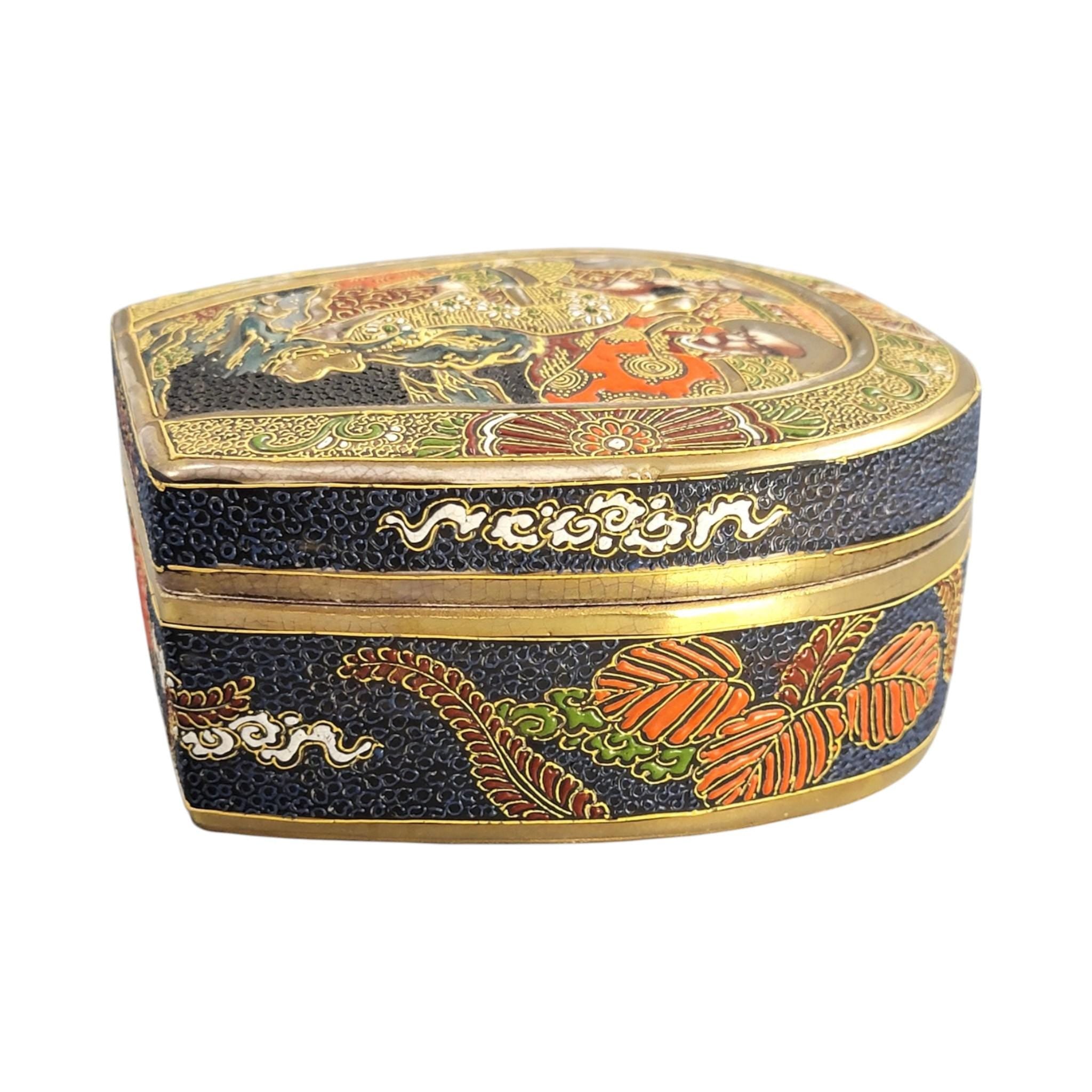 Exceptional Japanese Satsuma earthenware box by Tōshōzan, Meiji period