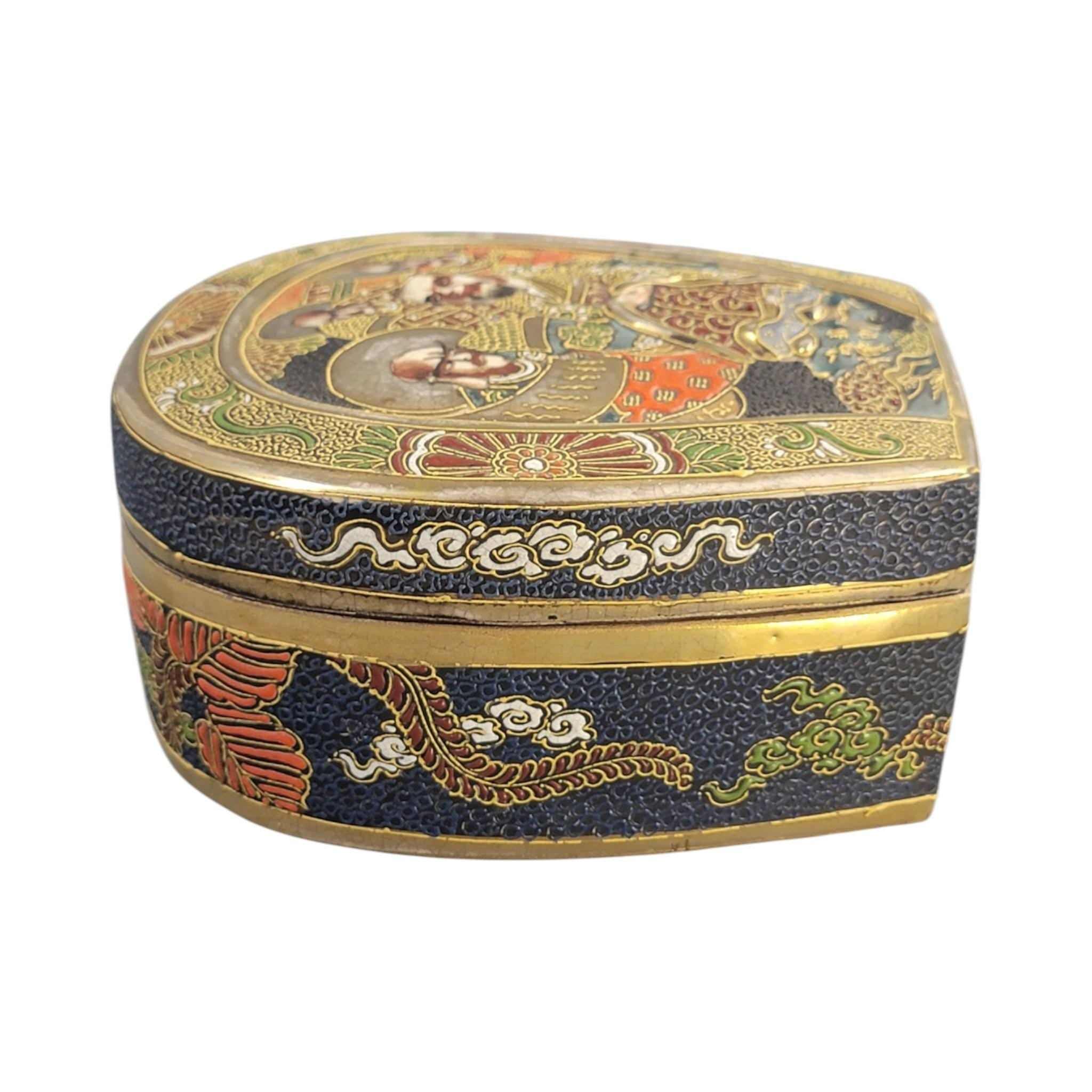 Exceptional Japanese Satsuma earthenware box by Tōshōzan, Meiji period