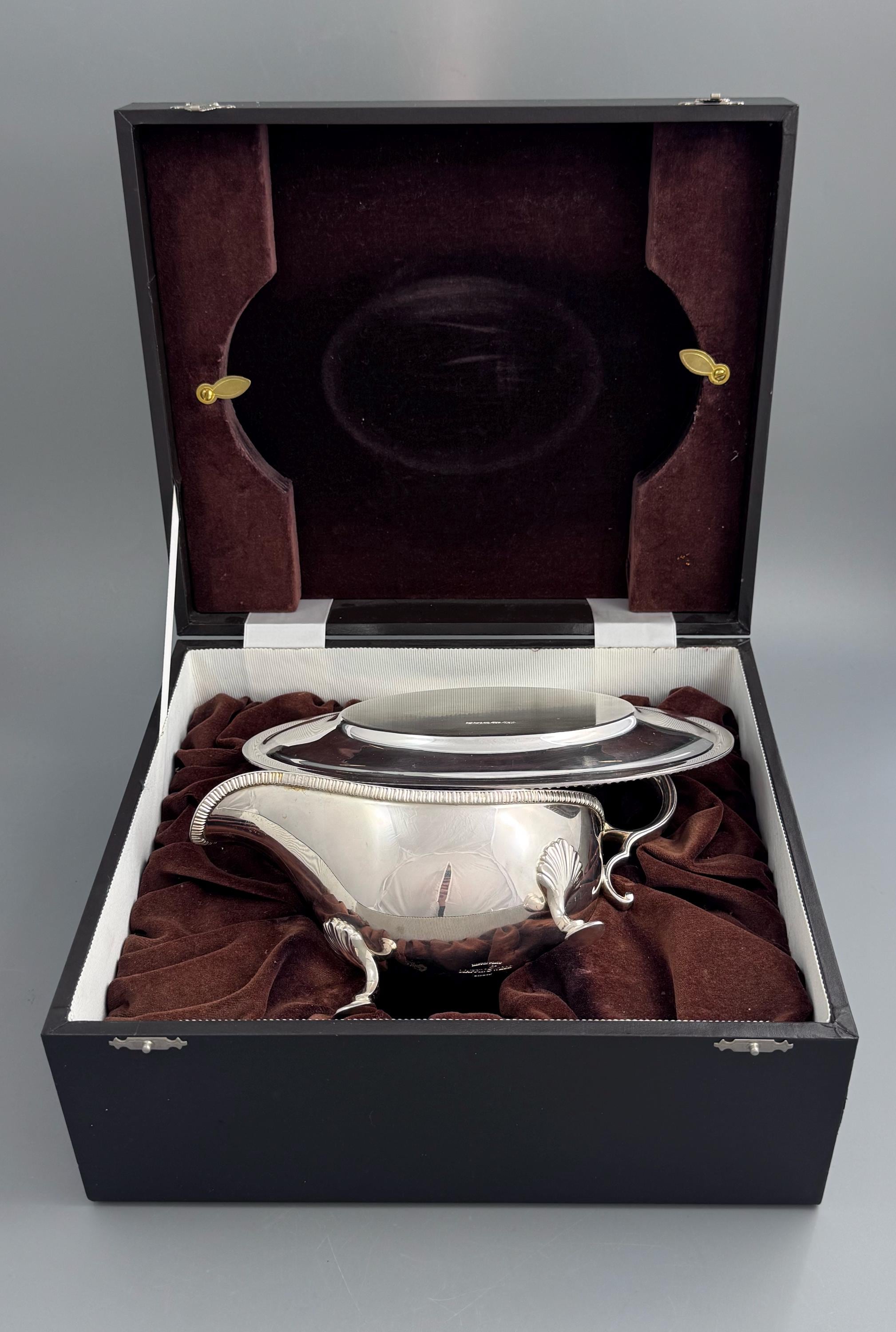 Mappin & Webb Sauce Boat Set — Sterling Silver Stand with Silver-Plated Sauce Boat and Ladle, in Original Presentation Box, London 2000