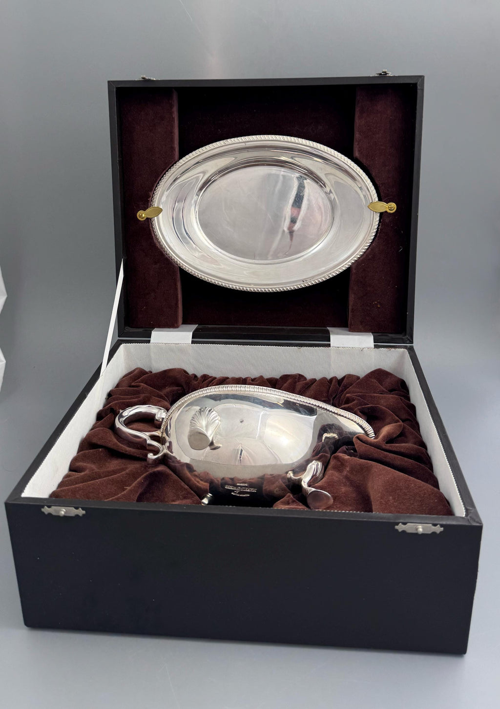 Mappin & Webb Sauce Boat Set — Sterling Silver Stand with Silver-Plated Sauce Boat and Ladle, in Original Presentation Box, London 2000