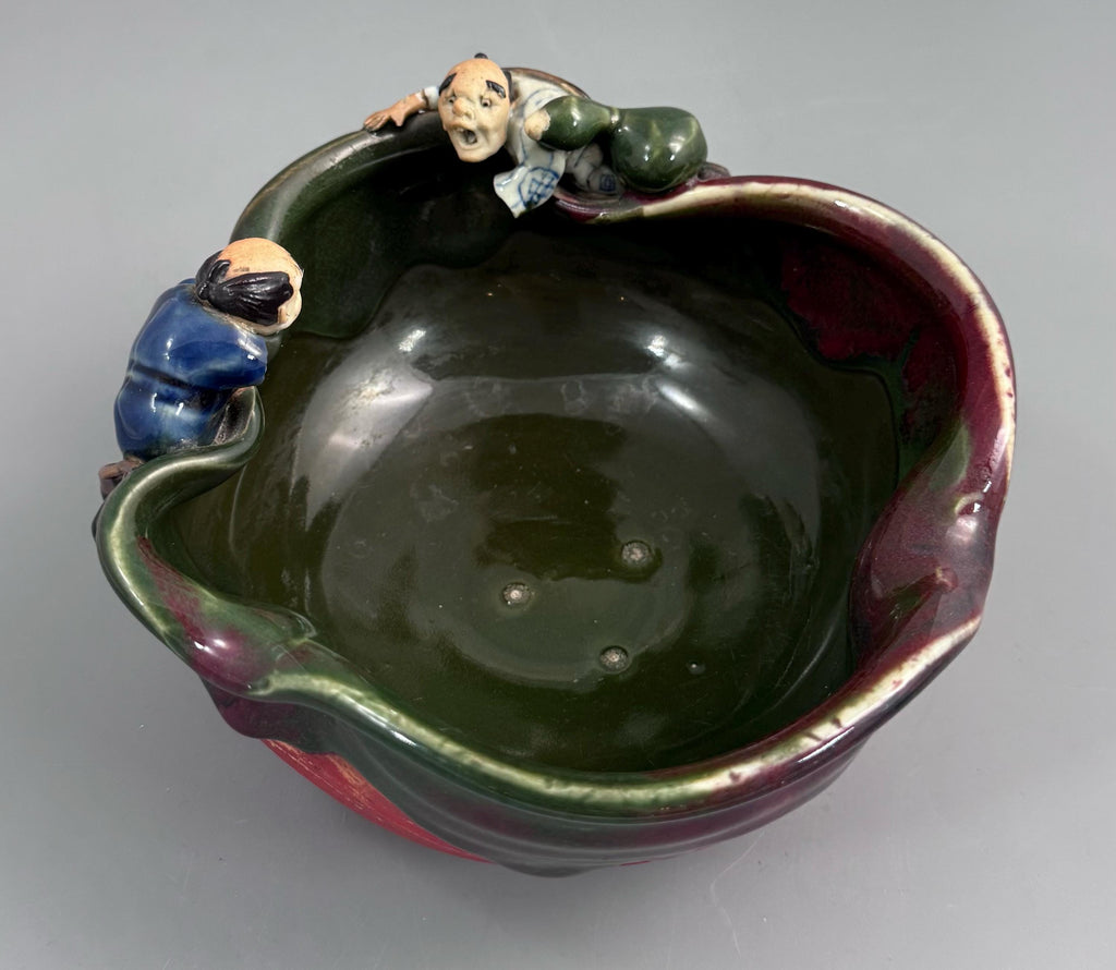 Sumida Gawa Pottery Suiban / Brush Washer with Two Climbing Figures, Signed Kōko, Meiji–Taishō Period