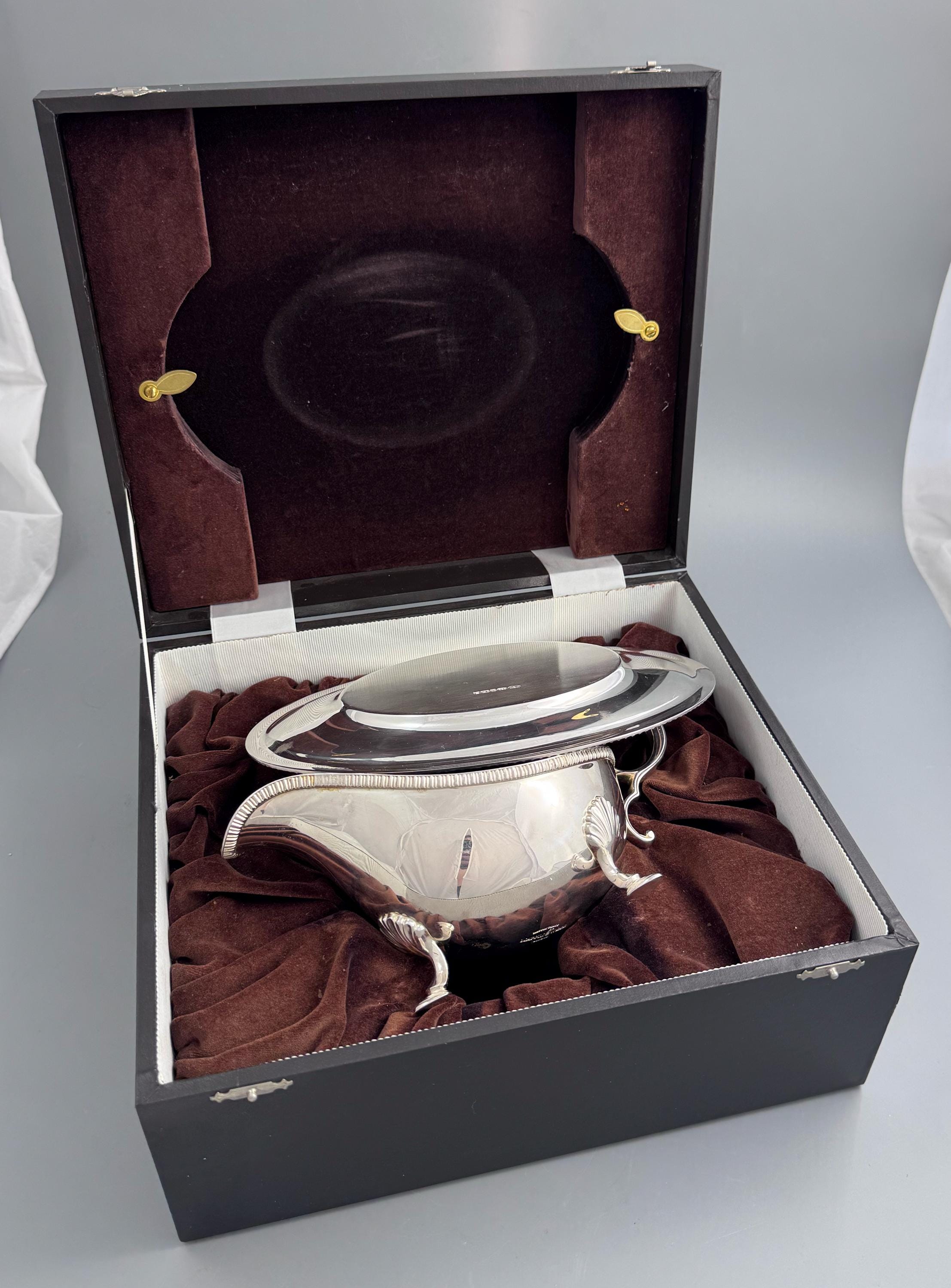 Mappin & Webb Sauce Boat Set — Sterling Silver Stand with Silver-Plated Sauce Boat and Ladle, in Original Presentation Box, London 2000