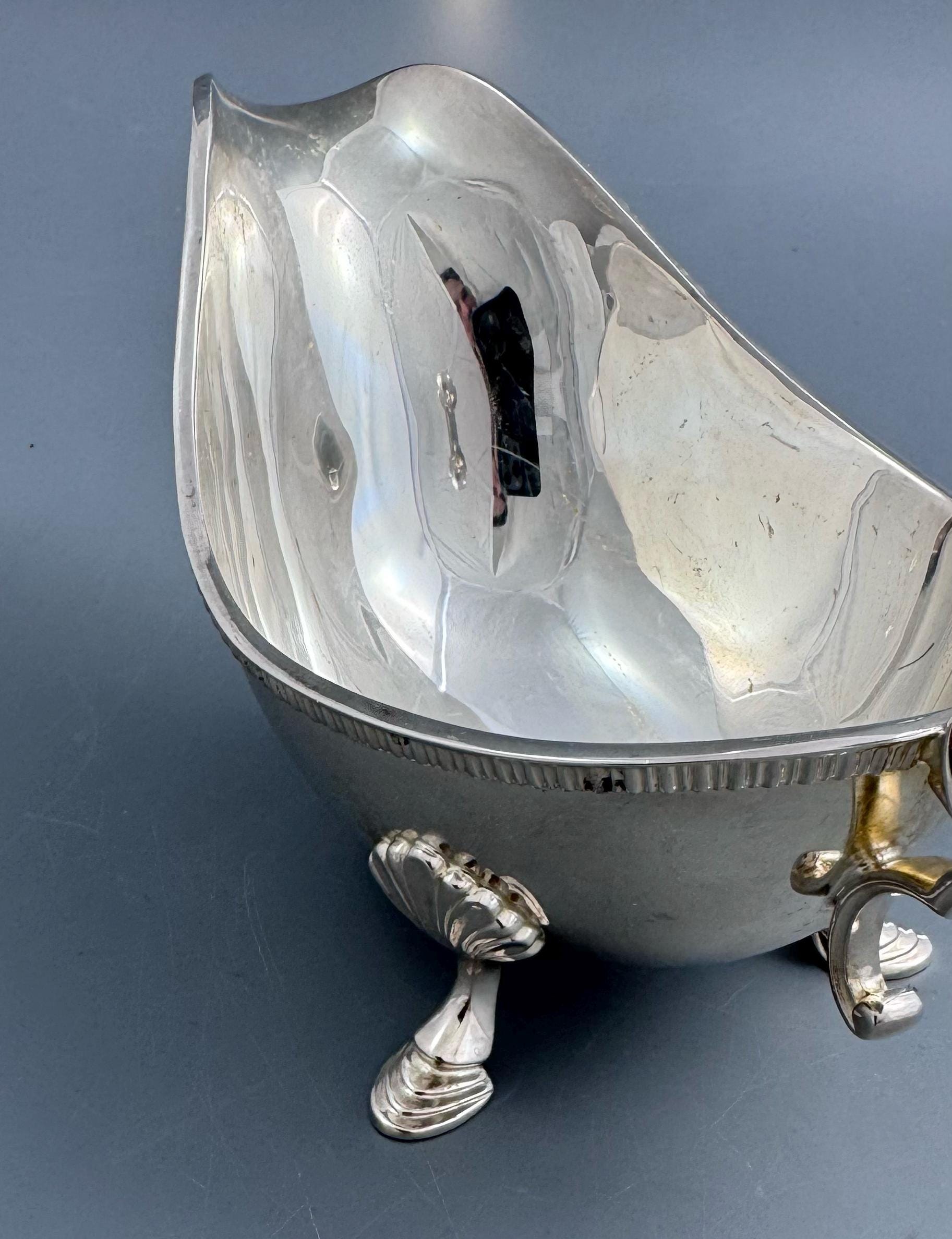 Mappin & Webb Sauce Boat Set — Sterling Silver Stand with Silver-Plated Sauce Boat and Ladle, in Original Presentation Box, London 2000