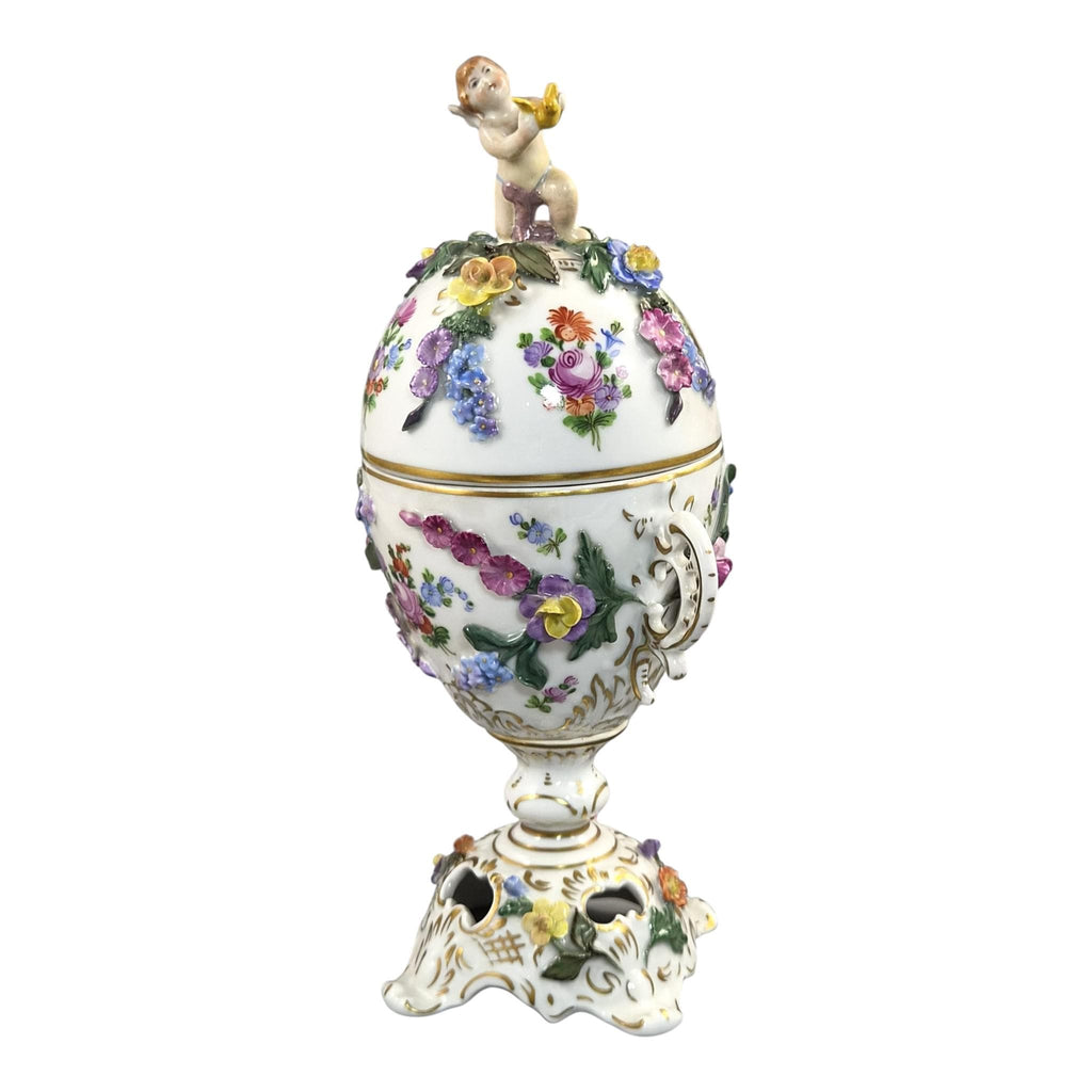 Carl Thieme Dresden Covered Potpourri Urn with Putti and Encrusted Flowers, c.1901