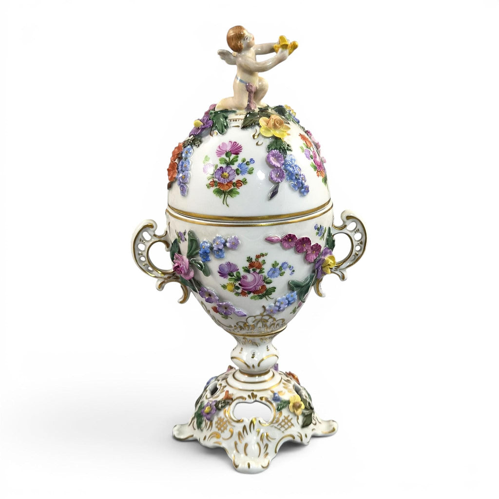 Carl Thieme Dresden Covered Potpourri Urn with Putti and Encrusted Flowers, c.1901