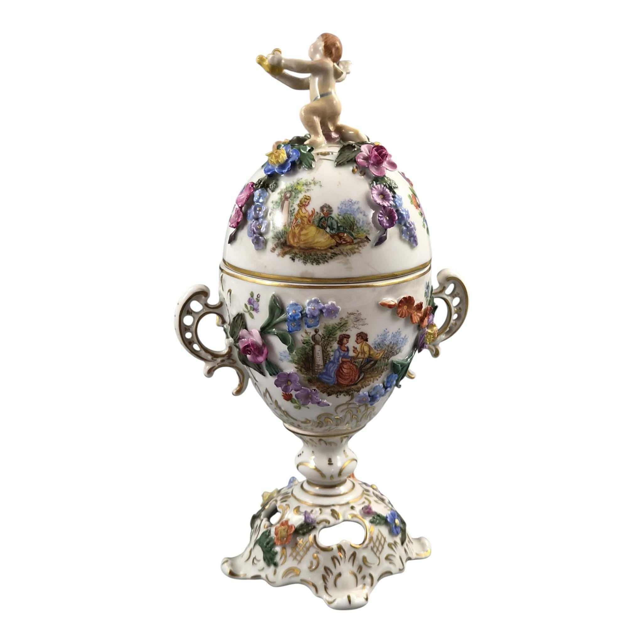 Carl Thieme Dresden Covered Potpourri Urn with Putti and Encrusted Flowers, c.1901