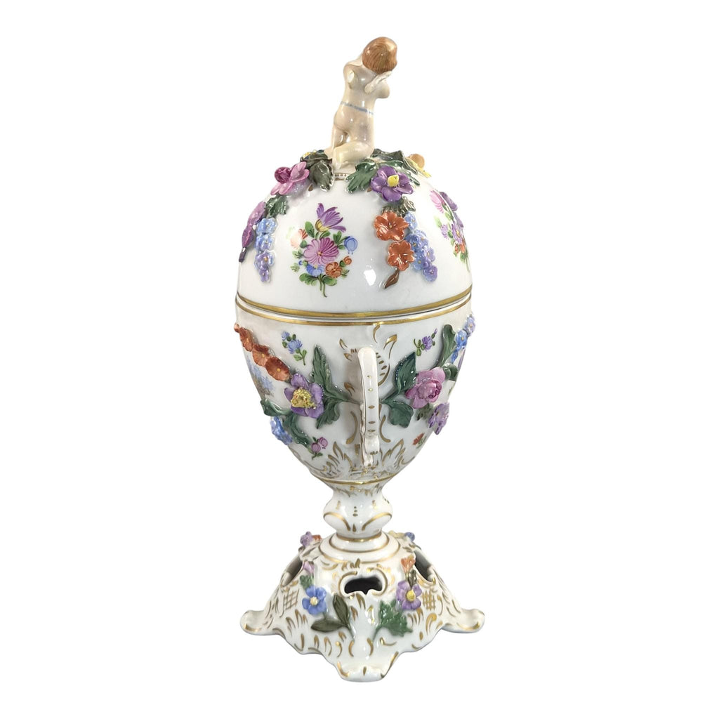 Carl Thieme Dresden Covered Potpourri Urn with Putti and Encrusted Flowers, c.1901