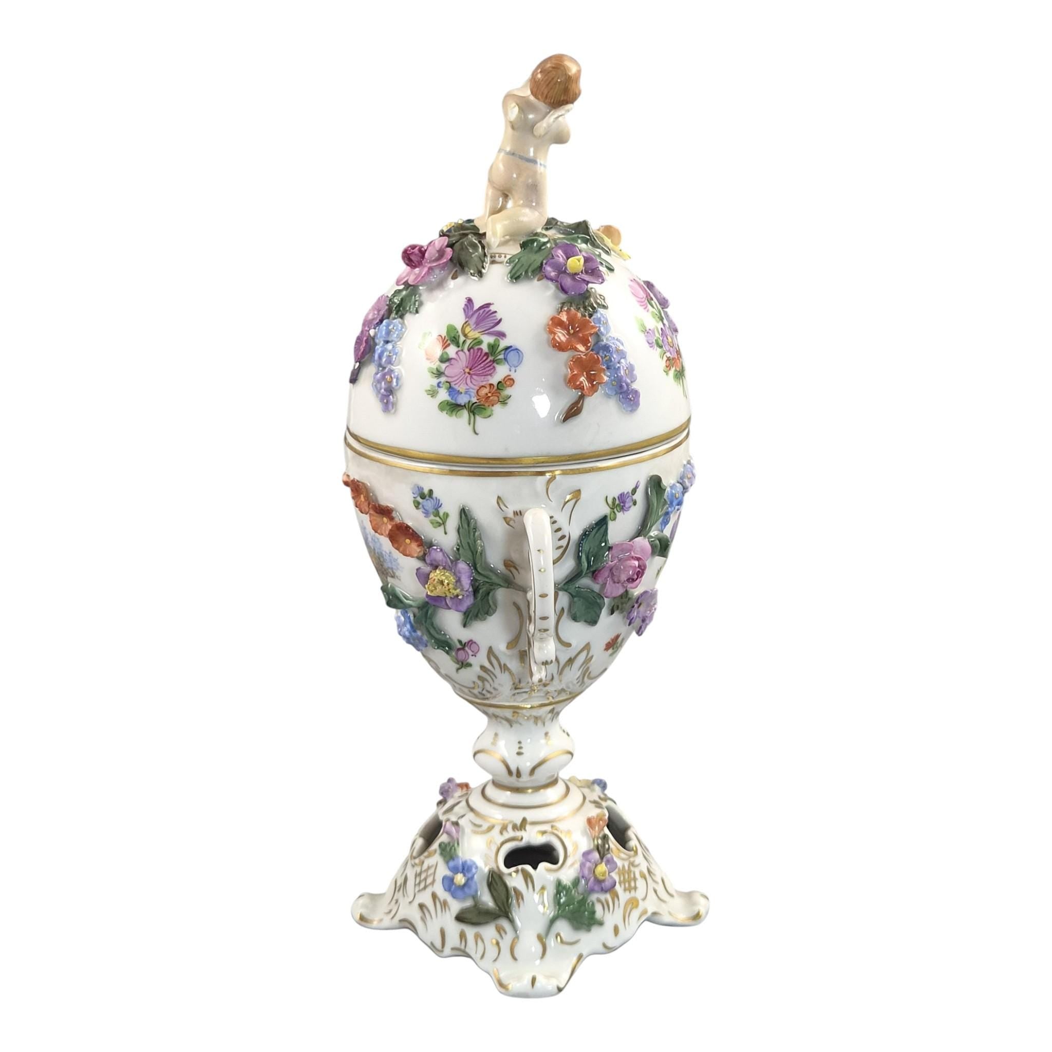 Carl Thieme Dresden Covered Potpourri Urn with Putti and Encrusted Flowers, c.1901