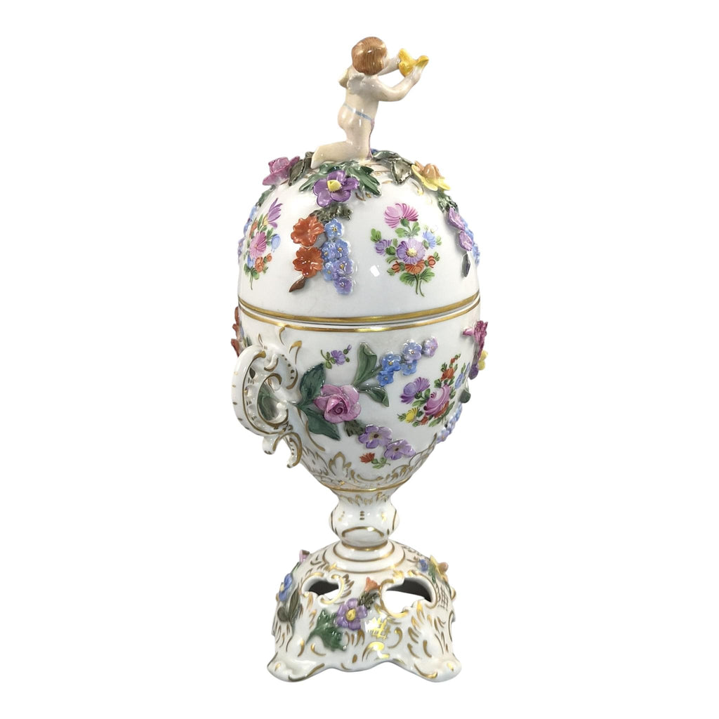 Carl Thieme Dresden Covered Potpourri Urn with Putti and Encrusted Flowers, c.1901